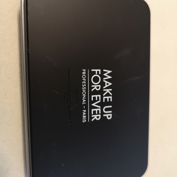 Make Up Forever - Matte Velvet Skin R210 - Picture 2 of 4